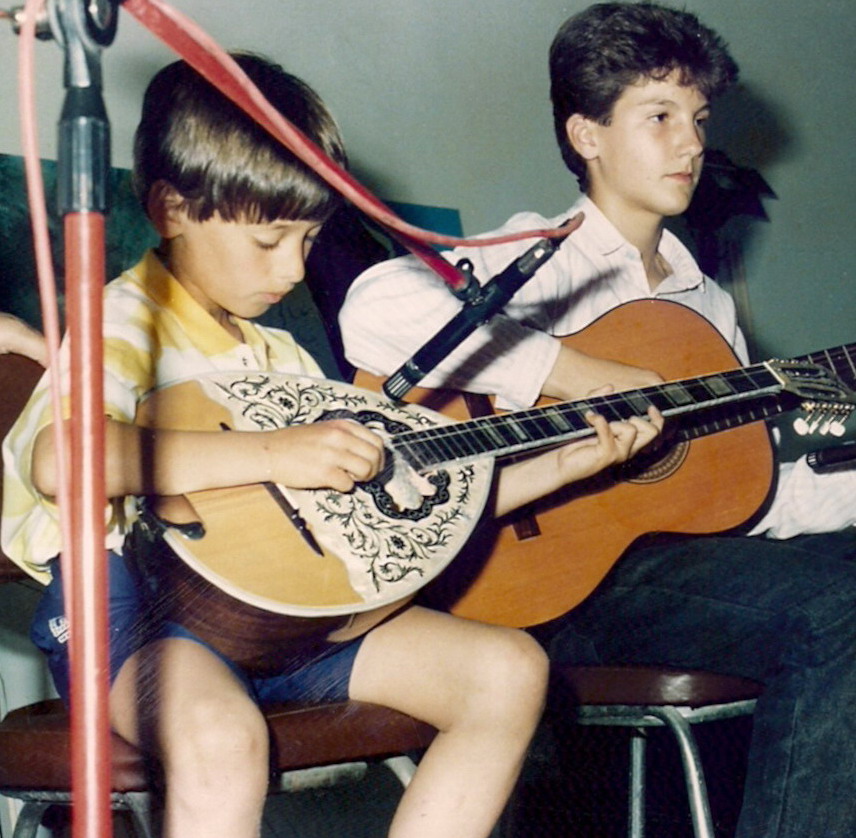 apsilidis_young_playing_bouzouki
